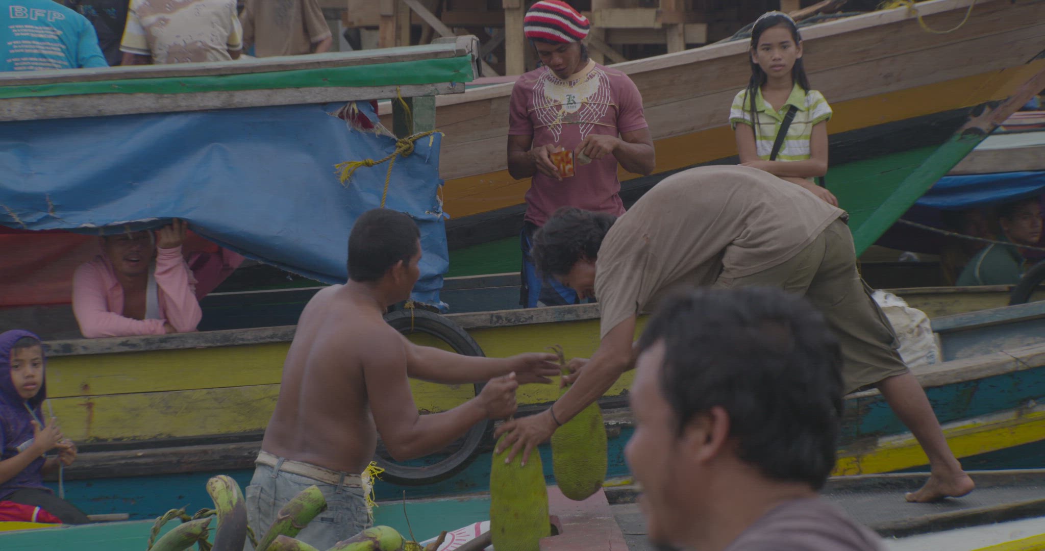 boat being unloaded at sea market