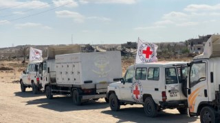 ICRC vehicles prepare to retrieve bodies of Palestinian prisoners in Israel / 78VA4WF