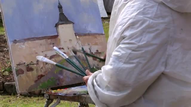 Artist paints a picture of Kirillo-Belozersky Monastery.