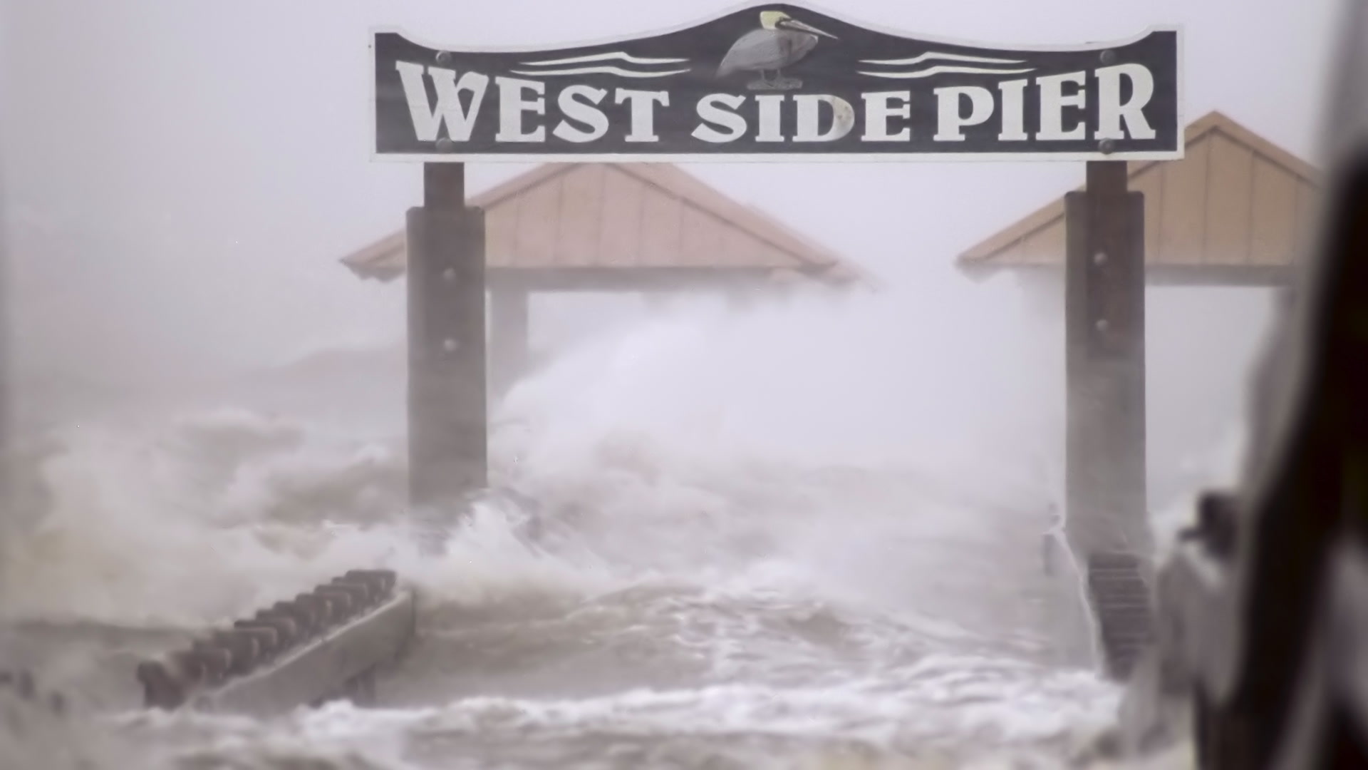Storms on 35 - Storm surge, waves, overtake pier, Hurricane Gustav