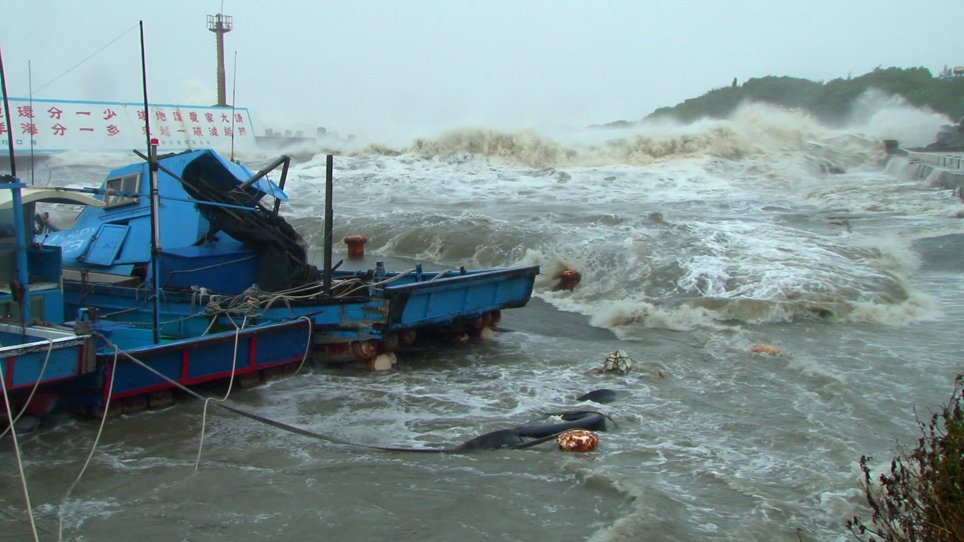 Super Typhoon Haiyan, storm surge, giant wave, crash into harbor