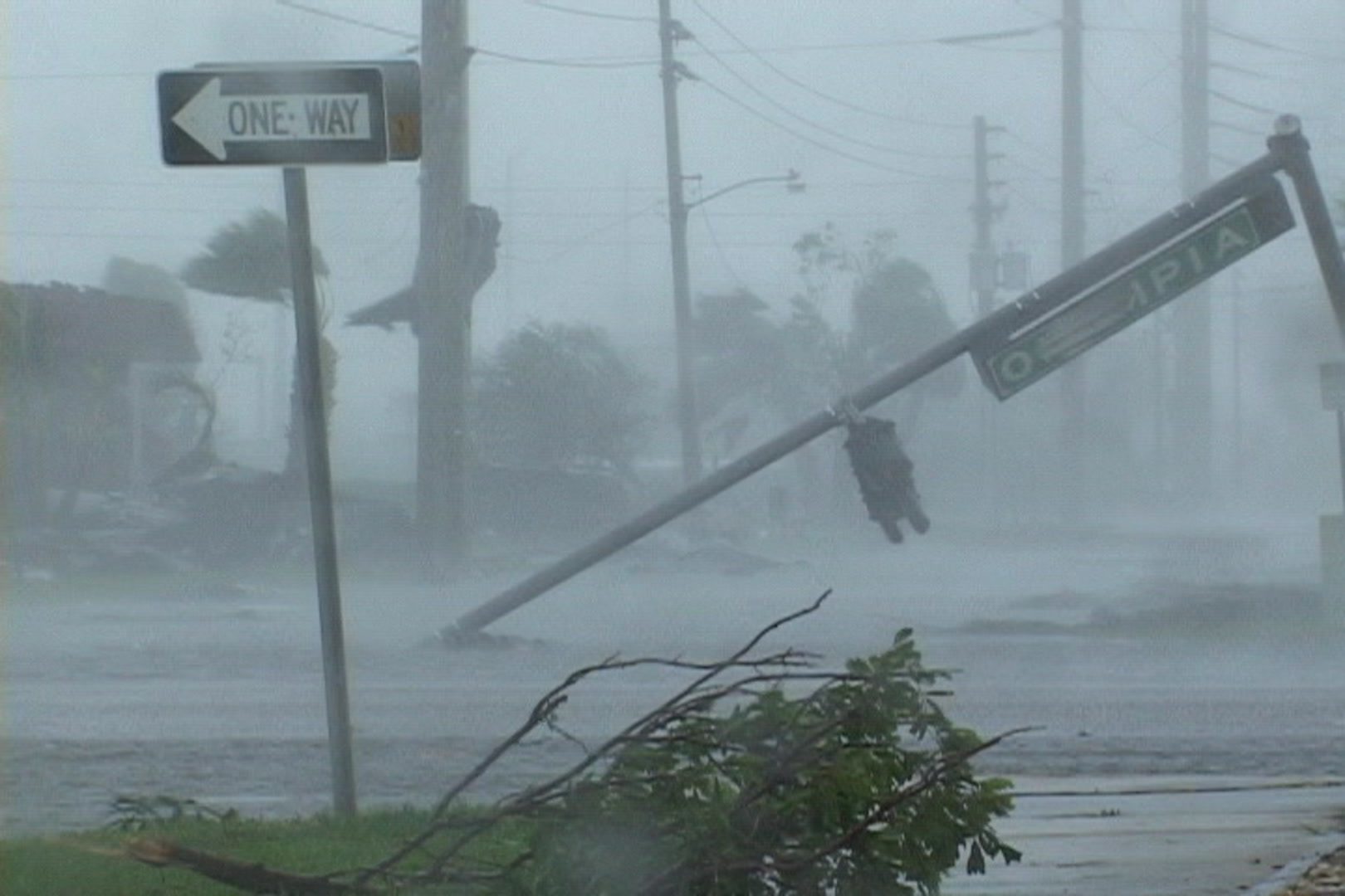 Hurricane Charley, Florida, Cat 4 - strong winds, blown over traffic light