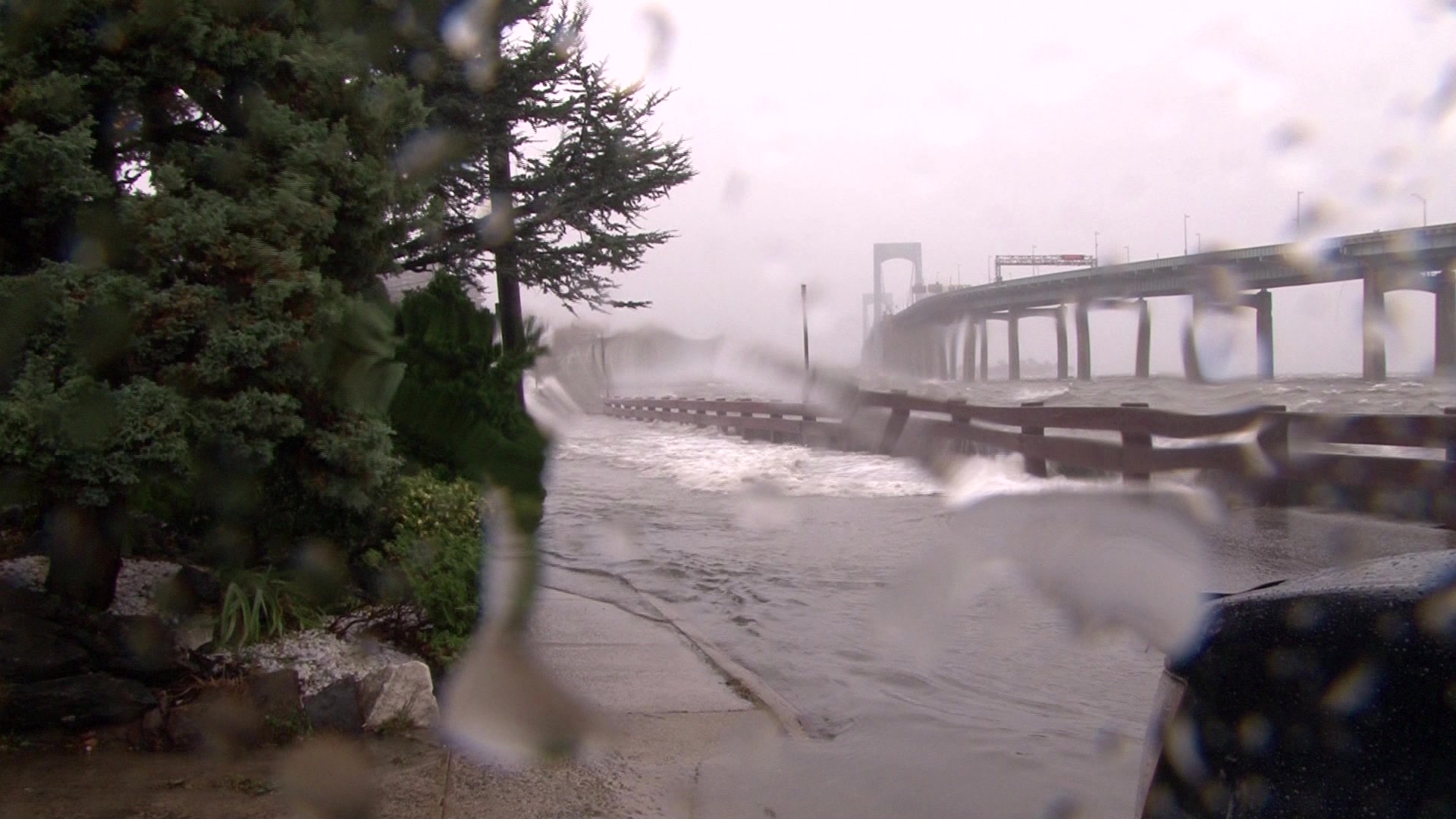 Hurricane Sandy - SUV evacuates, drives through rising storm surge, waves, fence