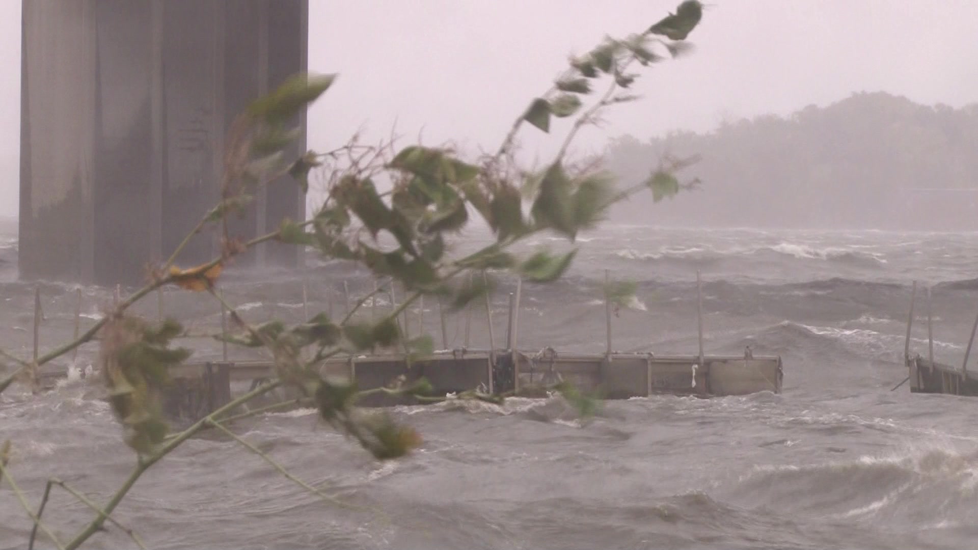 Hurricane Sandy - Big waves arrive into New York City beneath bridge