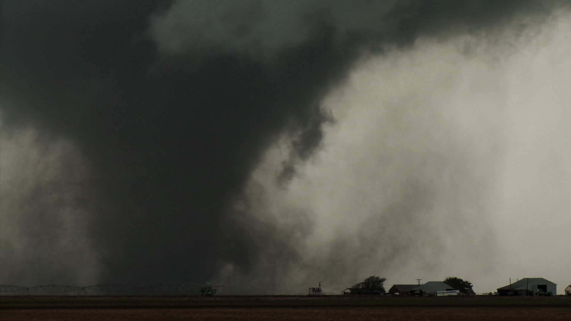 Oklahoma Tornado - Big tornado passes behind farm