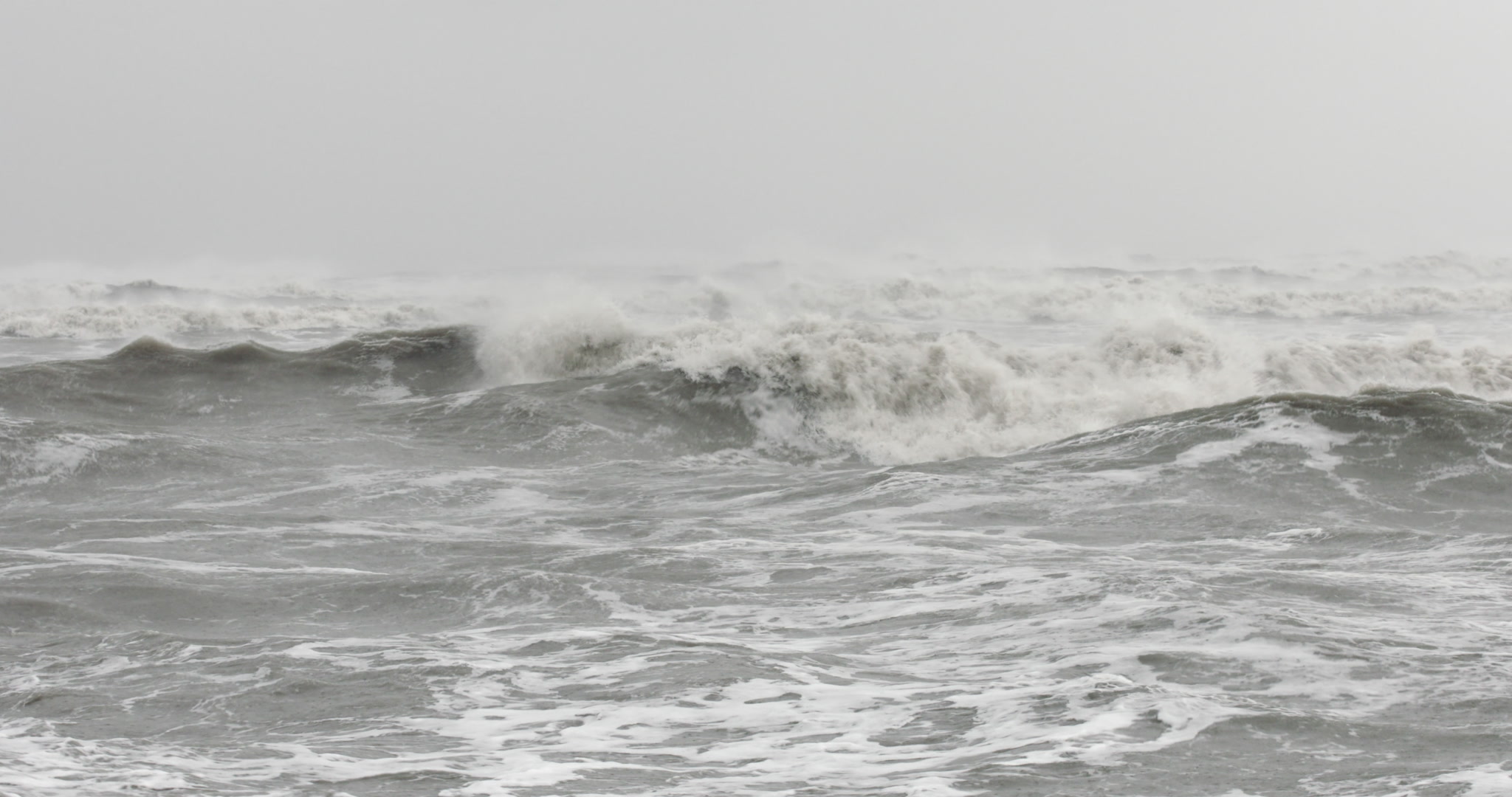 Hurricane Delta - Crashing waves, 4K