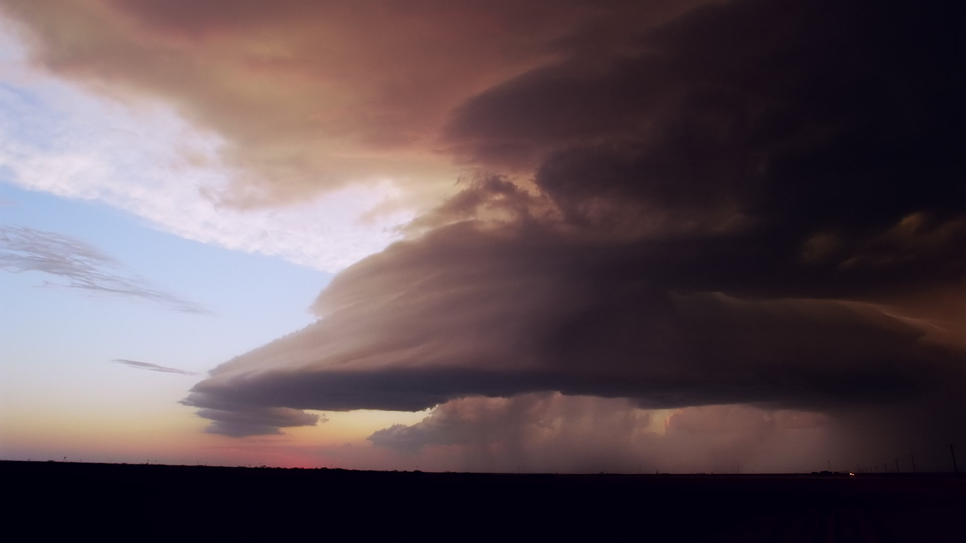 Storms on 35 - Orange supercell thunderstorm approaches at sunset