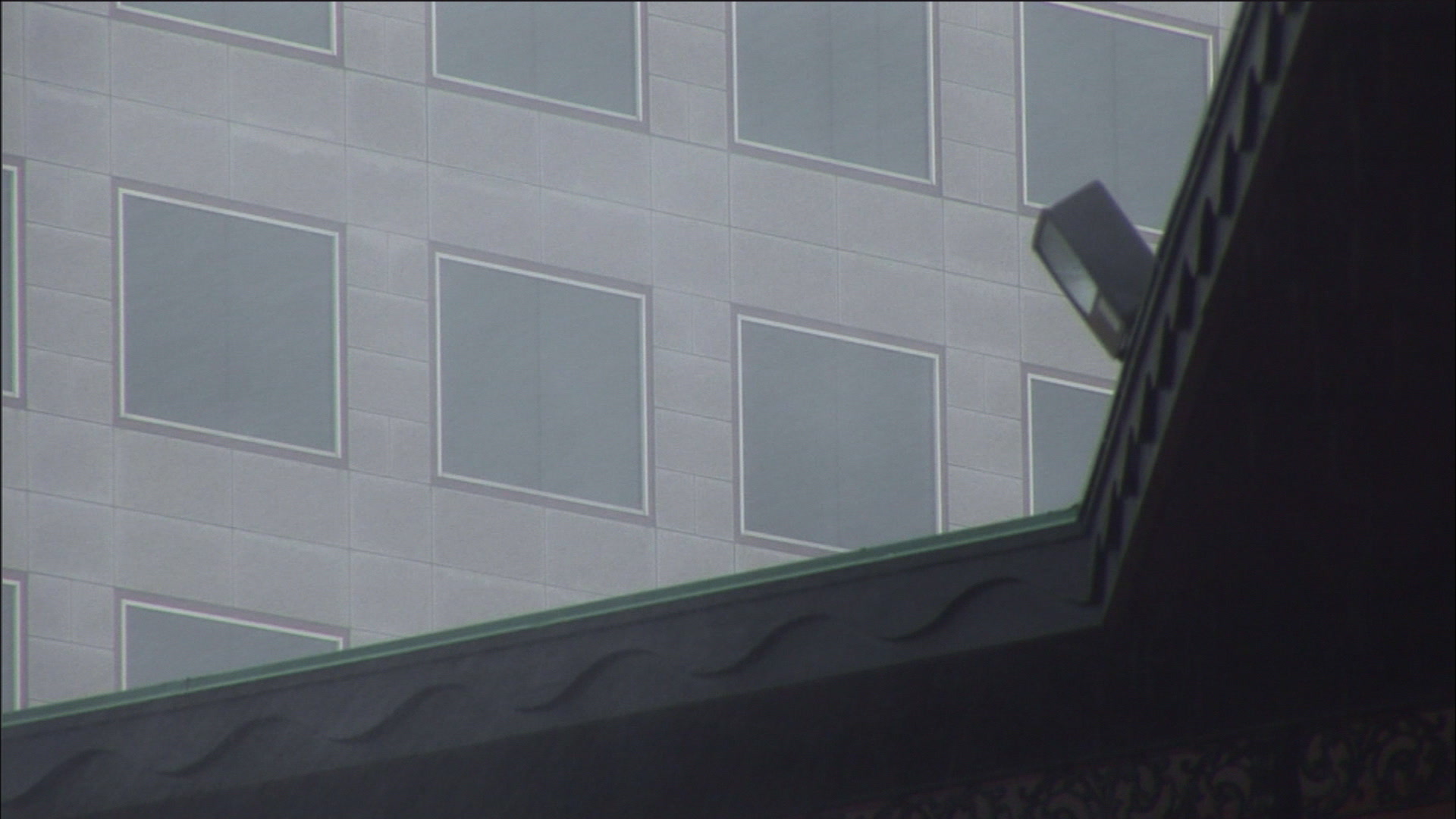 Wind and rain increase over building as Hurricane Katrina arrives