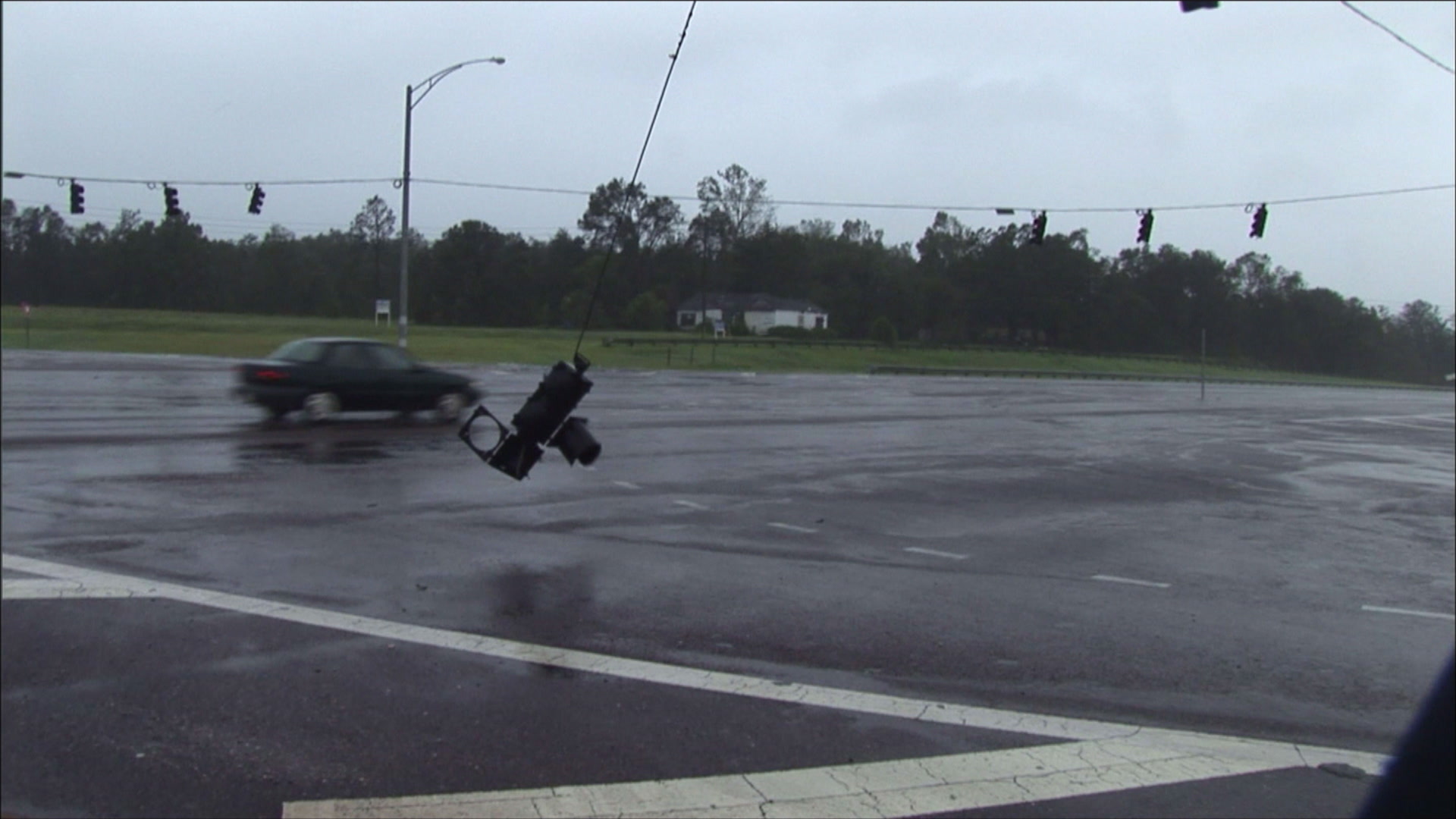 Traffic light swings in wind as Hurricane Katrina arrives, 4K