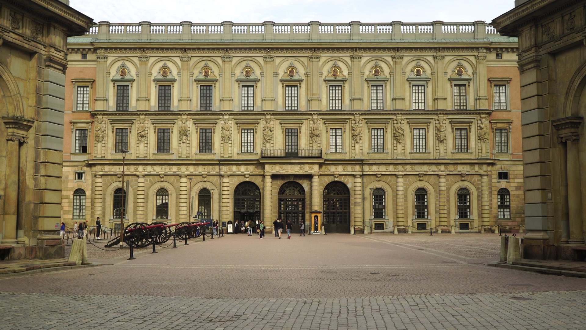 Royal Palace - Stockholm - outer courtyard - 1.MP4