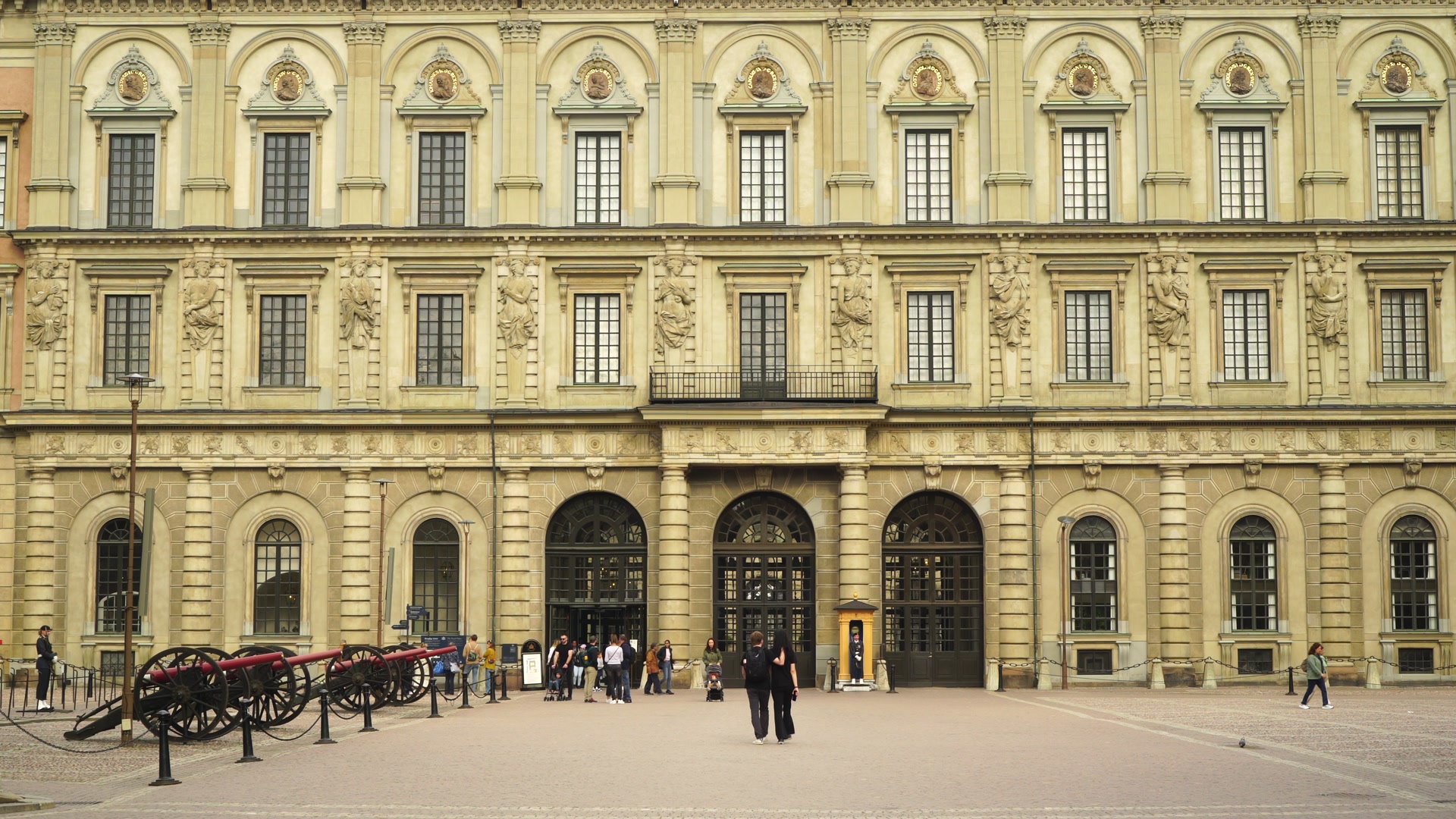 Royal Palace in Stockholm - outer courtyard.MP4