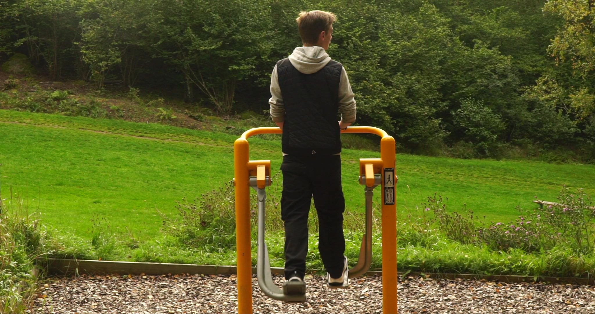 outdoor gym - slowmotion.mp4