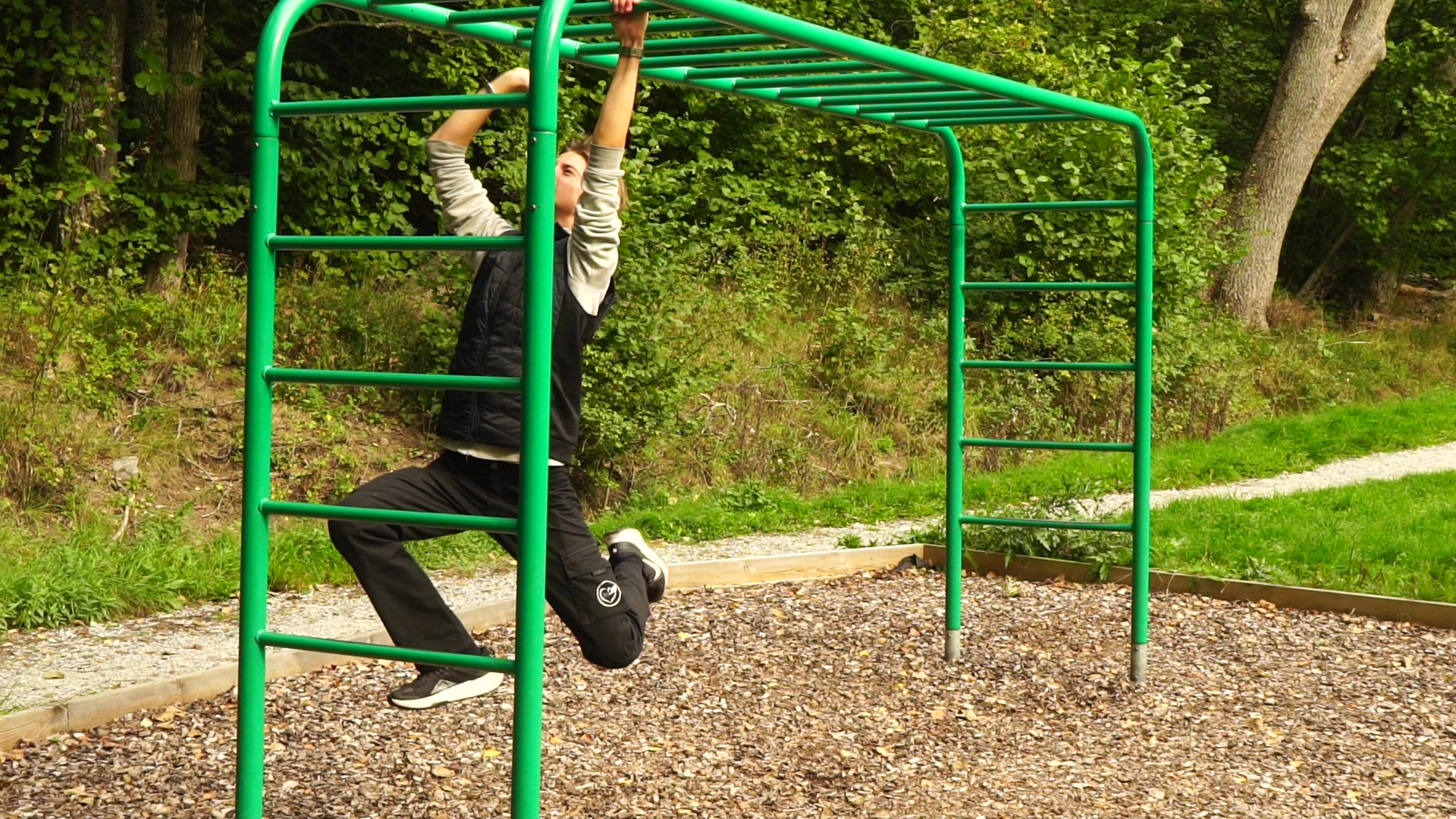 outdoor gym - teenater climbing.MP4