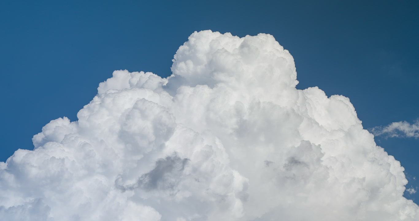 Large towering cumulus cloud, blue sky, day, real-time, 4K