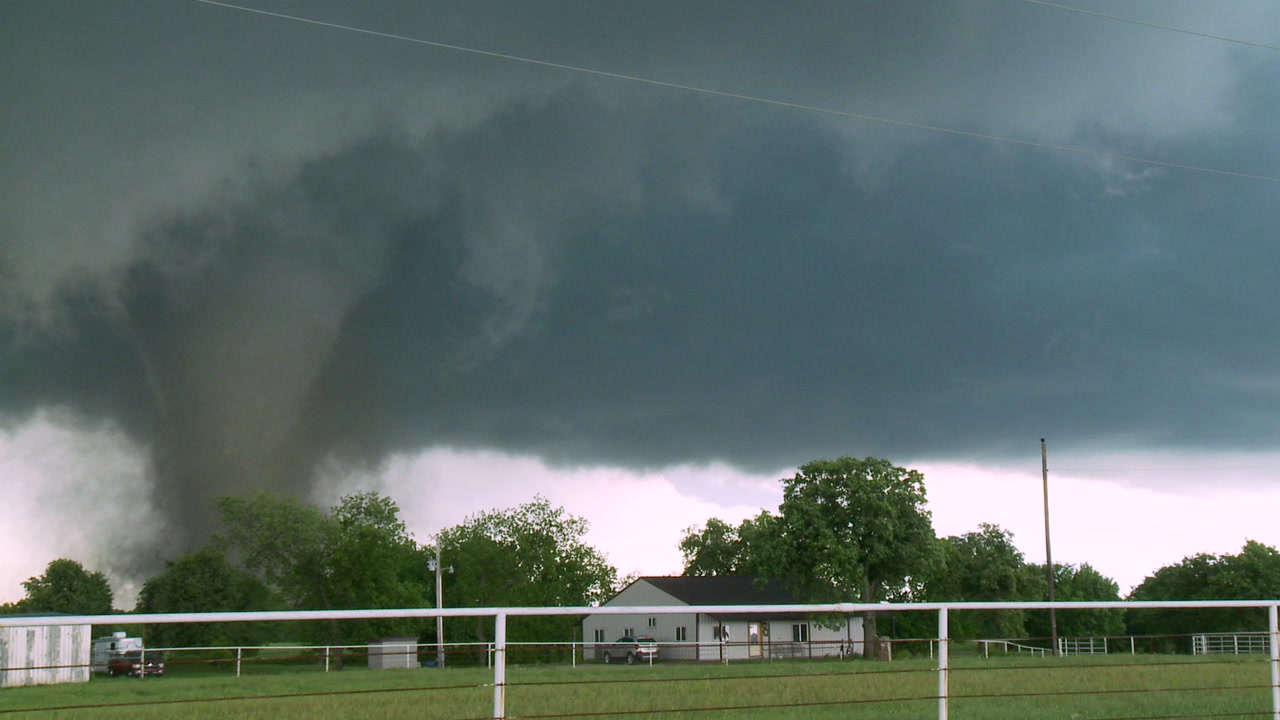 Large tornado passes just behind white house, rural Oklahoma
