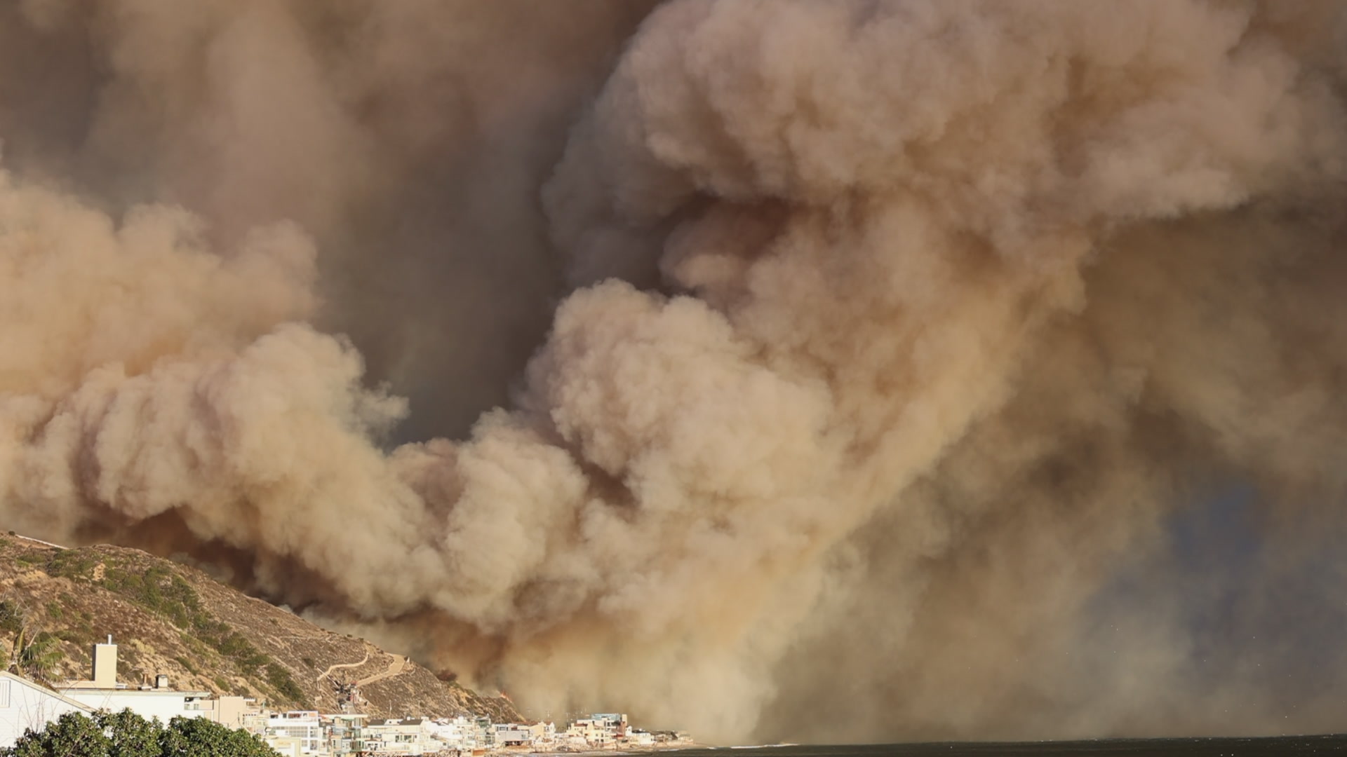 Massive plume of brown smoke billows over Malibu- Historic Palisades Fire, January 2025, 4K