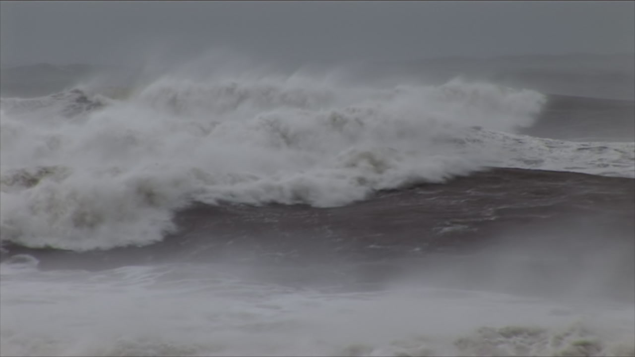 Storm waves rolling in - Hurricane Gustav, Mississippi, HD 1080