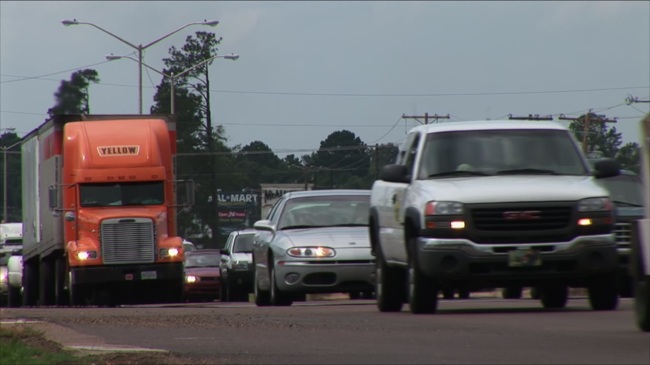 Power utility repair trucks rill in - Hurricane Dennis, HD