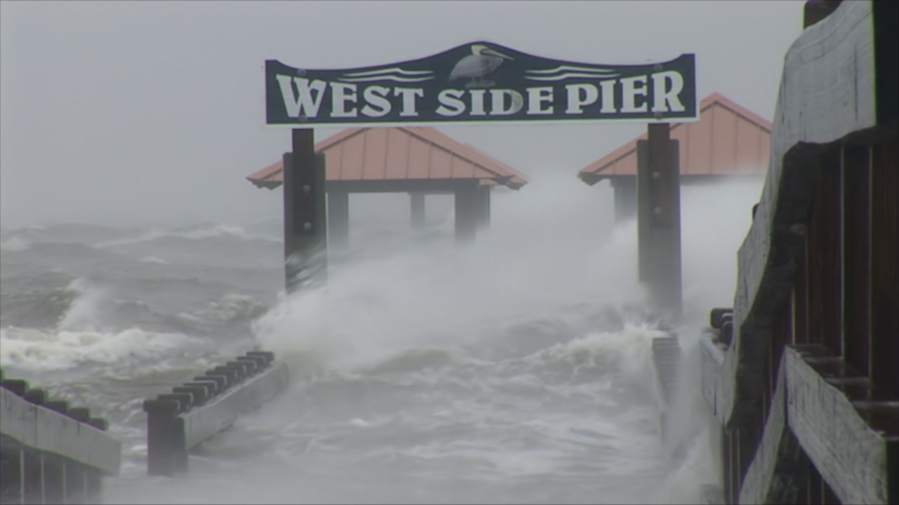 Waves overtake fishing pier - Hurricane Gustav, Mississippi, HD 1080