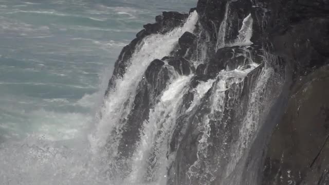 WAVE BREAKING ON ROCKS 3