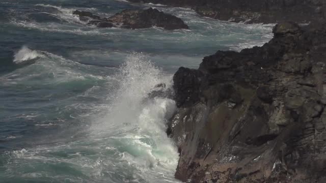 WAVE BREAKING ON ROCKS 1
