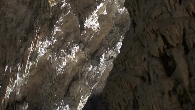 In Grandiose Karst Cave