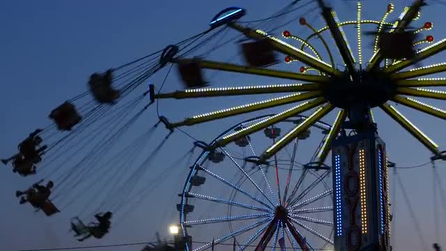 4K Yo-Yo and Ferris Wheel Spinning at Twilight 1