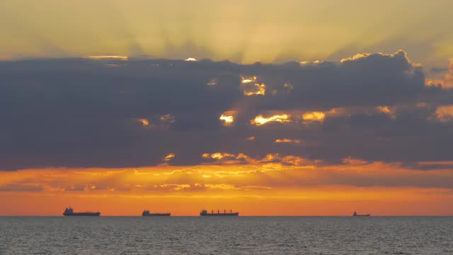 Queue of bulk carriers on horizon