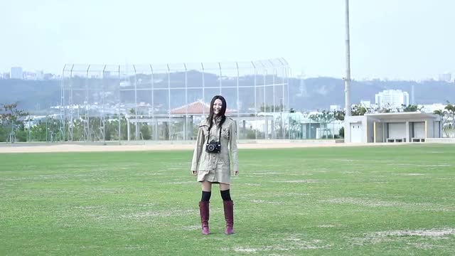 A woman standing on stadium and playing in the park