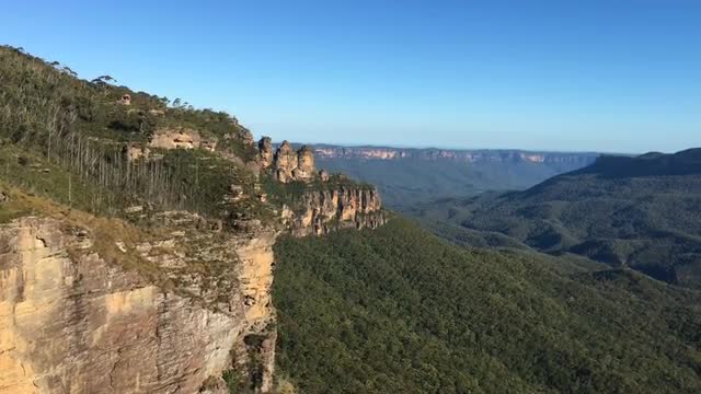 4k footage of Three Sister Peaks, Blue Mountain, NSW Australia