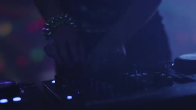 11_Girl_DJ_Mixing_Music_in_Nightclub_2