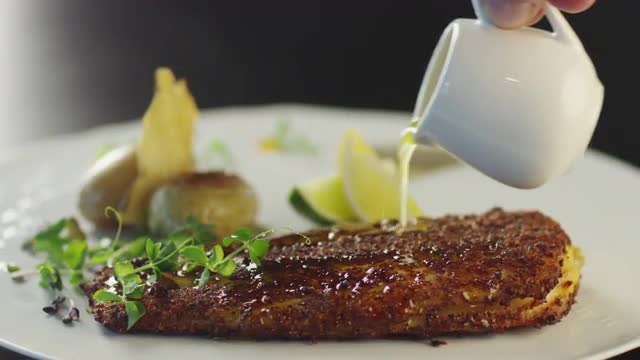 15_02_15_Chef_Garnish_Fried_Fish_Steak