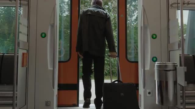 24_44_15_Man_Luggage_Get_out_Train