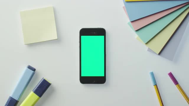 026_01015_Phone_with_green_screen_on_Disigner_Table_Gesture