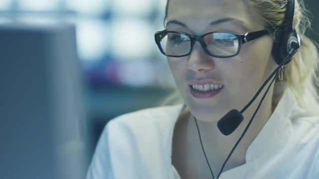 37_013_15_Woman_In_Customer_support_sevice