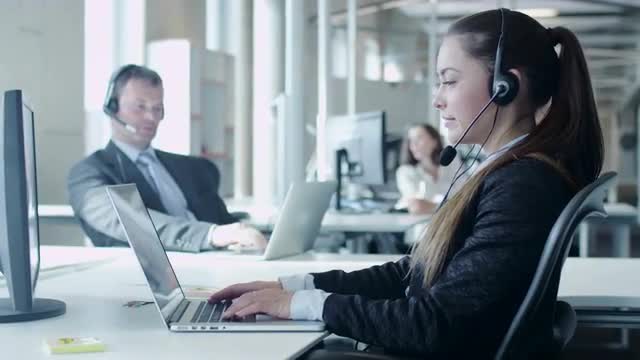 58_36_15_Customer_Support_in_Call_Center