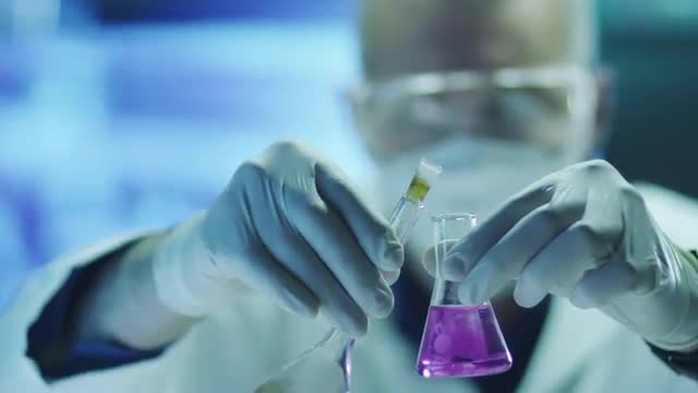 59_013_15_Scientist_is_mixing_reagents