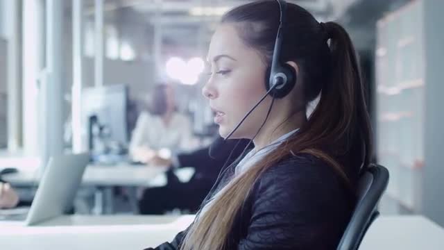 59_36_15_Female_Customer_support_in_Call_Center