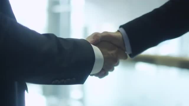 Handshake_in_office_building