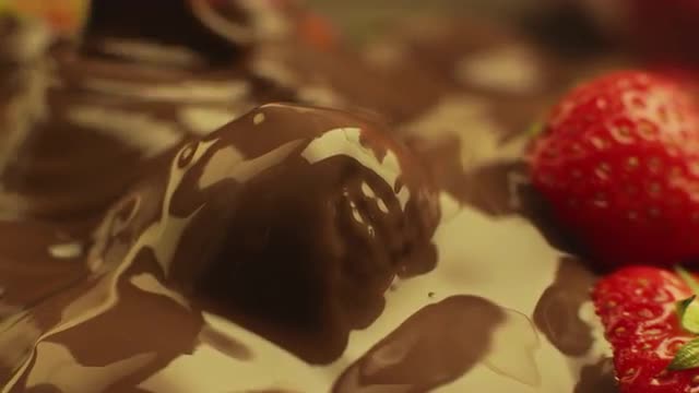 Liquid_chocolate_covering_Strawberries