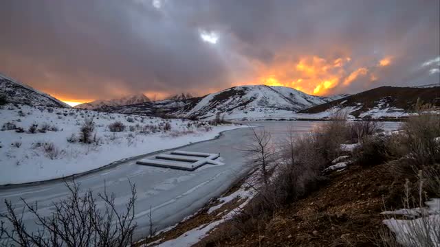 Panning sunset time lapse over Deer Creek Reservoir in Utah