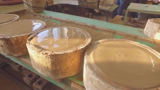 Pour the clay from the plaster form. Production of plates. 4K