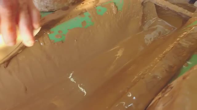 Pour the clay from the plaster form. Production of plates. 4K