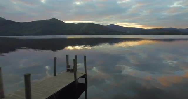 Wooden jetty at Barrow Bay landing, Derwent Water, Lake District National Park, Cumbria, England, Un