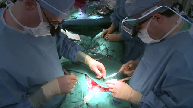 Surgeons work together on heart patient (8 of 12)