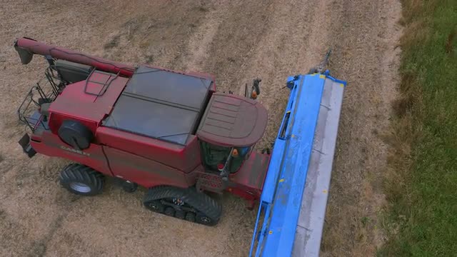 Combine harvester attaching head