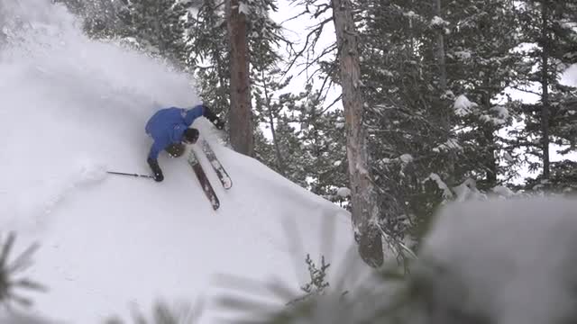 Powder turn (slow motion)