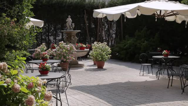 WS LD Courtyard with Fountain / Venice, Italy