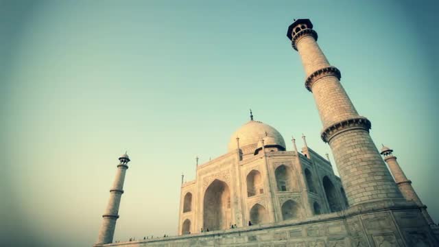 WS LA Taj Mahal under Blue Sky / Agra, India