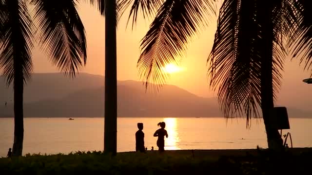 Silhuette shot of the beach with sunrise sun.